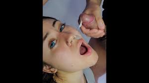 Levei leitada na cara e acabou tudo dentro da boca! Adoro engolir toda essa  porra