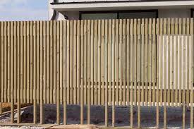 クロスポール工法の国産杉ヒノキの角材ウッドフェンス フェンス 格子フェンス 木の壁