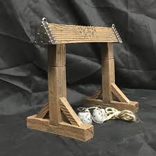 三角木馬| さんかくもくば| 用於SM 實踐的脊木長凳（以及江戶時代用於折磨女囚犯） 是什麼意思？-日文字典，日文中文...