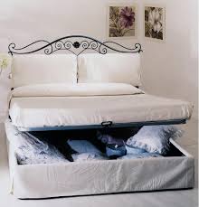 Questo stile di letti in ferro battuto può essere rustico nel design o nell'aspetto antico. Letto In Ferro Sorrento Contenitore Rivestito In Tessuto