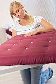Mit Umgeschlagenen Kanten Ebenfalls Auf Die Holzplatte Getackert In 2020 Palettenschlafzimmermobel Sofa Selber Bauen Kopfteil Bett