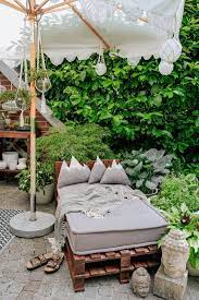 I started by using a sander with an 80 grit paper and moving to a 120 grit. Diy Outdoor Daybed Aus Alten Paletten Terrassen Makeover