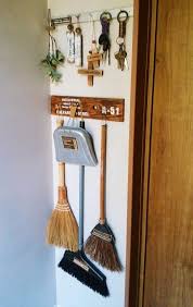 １００均簡単リメイク セリアの玄関ほうきを可愛く limia リミア 玄関 ほうき ほうき収納 ほうき