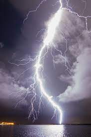 Huge Lightning Bolt Over Tampa Bay By Old Boone Nature Lightning Photography Beautiful Nature