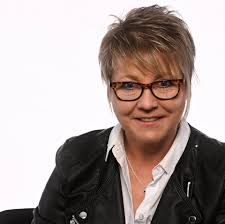 Wer ihn als "Staller" begrüßt und den dialektsprechenden Fernsehpolizisten  erwartet, wird sich über den "echten" Helmfried von Lüttichau vielleicht  wundern. 😉 “Gipfeltreffen", 17.45 Uhr im BR Fernsehen, vorab in der BR  Mediathek.