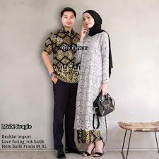 Inilah 21 contoh model baju kebaya brokat modern couple 2020 dengan model yang cantik, cocok untuk anda yang ingin tampil. Model Batik Couple Kondangan Gaya Hijab Kasual Baju Fashion Muslim Gaun Batik
