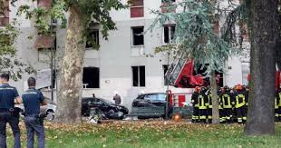 Incendio in palazzo a milano: Esplosione A Milano In Un Condominio Vicino A Porta Romana 6 Feriti Uno E Grave Vigili Del Fuoco Probabile Fuga Di Gas Foto Video Il Fatto Quotidiano