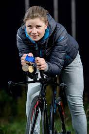 Vorig jaar pakte ze maar heel nipt naast de driekleur, toen ze lotte kopecky in een prangende sprint moest laten. Lotte Kopecky Van Spits Van Fc Schelle Tot Vrouwelijke Greg Gazet Van Antwerpen Mobile