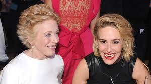 Sarah paulson was born on december 17, 1974 in tampa, florida, to catharine gordon (dolcater) and douglas lyle paulson ii. Sarah Paulson And Holland Taylor Share Sweet Tweets Abc News