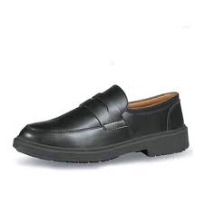 La chaussure de cuisine évolue au fil du temps et des nouvelles exigences des professionnels de la restauration et de l'hôtellerie. Chaussures De Cuisine S3 Noire Legere
