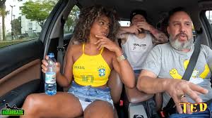 Mulata carioca Thais Gomes apronta e chupa os peitos de uma mulher na rua  durante a carona - XNXX.COM