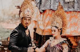 Nampaknya jerinx tak sendiri, sang istri, nora alexandra juga ikut jalani ritual tersebut. Jerinx Dihukum 14 Bulan Penjara Hakim Ungkap 2 Alasan Penentu Ini Matamata Com