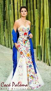 El Rebozo Le Da Un Plus Para Que Los Colores Resalten Embroidered Wedding Dress Mexican Dresses Wedding Party Outfits