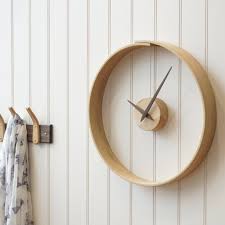 Notre Grande Horloge Fait A La Main A Un Entourage Unique Vapeur Bent D Une Seule Piece De Bois Ce Processus P Wall Clock Design Wooden Clock Large Wall Clock