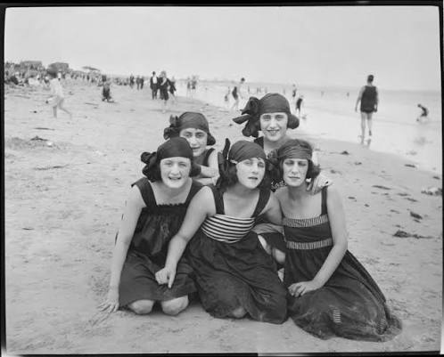 18 Fascinating Vintage Photographs Reveal What Women Wore at the Beach 100 Hundred Years Ago ~ Vintage Everyday
