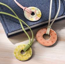 ‪50+ Easy Crafts to Do at Home for Instant Fun - Mod Podge Rocks‬‏