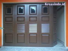 Atap yang digunakan terbuat dari dek beton yang kokoh dengan warna seperti batuan. 19 Ide Pintu Garasi Terbaik Di 2021 Pintu Garasi Garasi Pintu