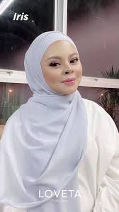 Siti sarah binti raisuddin atau lebih dikenali sebagai siti sarah dilahirkan pada 15 september 1984, merupakan salah seorang penyanyi dan pelakon di malaysia. Tutorial Ni Khas Untuk Wanita Loveta Scarves Siti Sarah