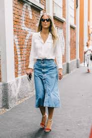 La jupe en jean, la jupe denim, c'est une pièce qu'on a fréquemment dans son dressing. Jupe En Jean Comment La Porter 8 Idees Looks Taaora Blog Mode Tendances Looks