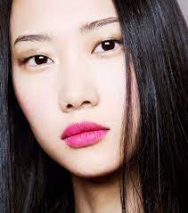 80s Makeup Is Trending And Honestly We Re Excited Pink Lips Makeup Pink Lipstick Makeup Bright Pink Lipsticks