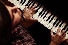 Of all these easy pop songs to play on piano, you'll want to sing along to this the most. 18 Good Songs To Sing With Piano The Best Keyboard Songs For Singers Teenstar