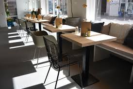 horeca tafel van eikenhout met stalen onderstel voorzien van zwarte poedercoating horecatafels bistrotafels leveninstijl tafel eetkamer ideeen bistro tafels