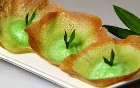 600 ml santan kental aq pakai 700 ml 1/2 sdt garam halus 1 lembar daun pandan 3 sdm. Resep Dan Cara Membuat Kue Bikang Mawar Yang Empuk Dan Mekar Selerasa Com