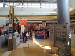 Ogni comparto merceologico è ampiamente rappresentato e i servizi di ristoro, le boutiques, le attività artigianali si succedono disegnando uno spazio vivace e colorato. It Coop Estense Matera Entrance Mongolfera Centre Ss Flickr