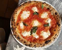 Pizza quattro formaggi pecorino, mozzarella ,büffelmozzarella und gorgonzola 11,00€. Original Neapolitanische Pizza Pizza Napoletana Verace Pizzeria Montana Frankfurt Am Main Reisebewertungen Tripadvisor