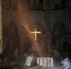 Das 200 tonnen schwere baugerüst aus. Notre Dame Von Innen Diese Bilder Zeigen Was Das Feuer Angerichtet Hat Welt