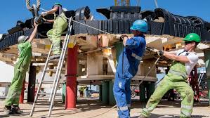 Pentru a vizualiza care sunt contributiile tale catre stat, indeosebi suma de bani care iti asigura pensia utilizeaza calculator salariu 2020. Ue Vrea Salarii Mai Mari Pentru LucrÄtorii DetaÈaÈi Europa Dw 01 03 2018