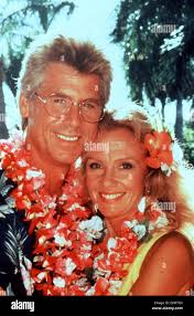 Flitterwochen auf hawaii Vater Jeffrey hat gerade wieder geheiratet. Die  Flitterwochen verbringt er mit circuizione neuen Frau Susan und seinen  Drillingsmädchen nelle Hawaii, um eine Hotel-Erbschaft anzutreten. Doch der  unerwartet heruntergekommene ...