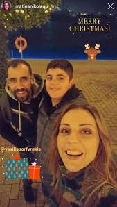 Μητέρα του 13χρονου παναγιώτη είναι η ματίνα νικολάου, η οποία κάθε μεσημέρι χαρίζει γέλιο στους τηλεθεατές ως η «βάνια» σε αυτήν την ηλικία τώρα του αρέσει και να απομονώνεται όταν είμαι εκεί. Matina Nikolaoy H Bania Mas Systhnei Ton Syntrofo Kai Ton Gio Ths Photos Gossip Tv Gr