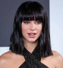 Il taglio medio della ragazza nella foto vuole enfatizzare la mancanza di volume del . Pin Su Capelli