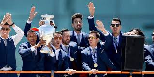 La sélection portugaise est en pleine reconstruction après le fiasco de la coupe du monde 2014 et l'élimination prématurée dès le premier. Euro 2016 Le Portugal Accueille Ses Heros De La Seleccao Le Point