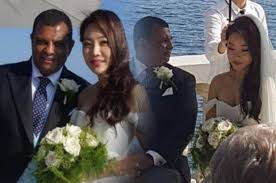 In a photo leaked online, tony fernandes, 53 years old and founder of airasia, can be seen next to his bride, a korean woman named chloe, on their wedding day over the weekend. Pramugari Atau Artis Ini 5 Hal Mencengangkan Soal Chloe Si Cantik Misterius Yang Dinikahi Bos Airasia Tony Fernandes Halaman 2 Grid