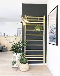 Bis Auf Die Sternengirlande Im Hintergrund Und Den Stern An Der Sprossenwand Konnte Es Auch Ein Altes Bild Aus Dem S Sternen Girlande Sprossenwand Diy Holzwand