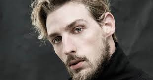 Emilio Etchevers participa en el nuevo comercial de Alma Mora