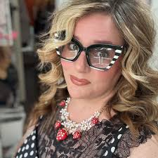 Let's break down what a thread post really is (and why it works so well). 👇