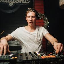 استمع إلى بودكاست singadance على Deezer