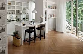 combinez le sol avec le revetement de la cuisine ambiance chaleureuse ambiance ave interieur moderne de cuisine meubles integres decoration salle de bain