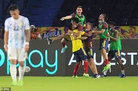 Voor de uruguayaanse voetballer, zie emiliano martínez toranza. Emiliano Martinez Suffers Injury Scare For Argentina After The Keeper Was Knocked Out Following A Heavy Fall In Draw Against Colombia But The Aston Villa Star Insists He Is Fine Despite The