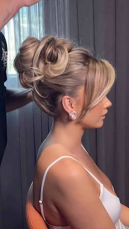 Updos for Long Hair – Cute & Easy Updos for 2026