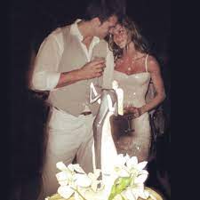 After becoming ceo of the miami marlins in 2017, he and his family have been living in south florida. Gisele Bundchen Ehrt Ihren Sechsten Hochzeitstag Mit Sussem Schnappschuss E Online Deutschland