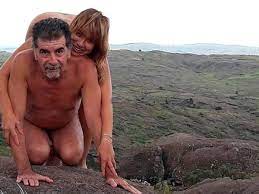 Son una pareja nudista y promueven el turismo al desnudo: las preguntas  sexuales que todos les hacen 