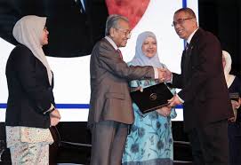 Para ibu bapa, para tutor yang hadir pada petang yang berbahagia ini, dan yang diraikan para pelajar pada petang yang cukup bermakna ini. Usm News Portal Mantan Pendaftar Dilantik Felo Asm Dua Pensyarah Usm Terima Trsm