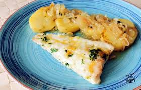 Colocamos en una bandeja refractaria los filetes de merluza, picamos las papas en rodajas, la cebolla el ajo y los esparcimos por encima. Merluza Al Horno Con Patatas Panadera Receta De Sergio