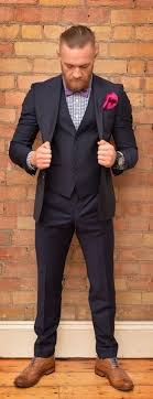 Le nœud papillon (« bow tie » en anglais, familièrement « nœud pap » en français) est une sorte de cravate, dont la forme une fois nouée rappelle celle d'un papillon. Quale Papillon Indossare Con Un Abito A Tre Pezzi Blu 7 Outfit Lookastic