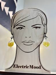 Holographic Hexagons with Clusters of Tiny Yellow Dots