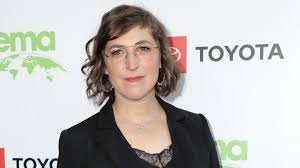 Mike richards and mayim bialik have been named as the new hosts of jeopardy!, sony revealed wednesday. Schauspielerin Mayim Bialik Litt Unter Essstorungen Stern De